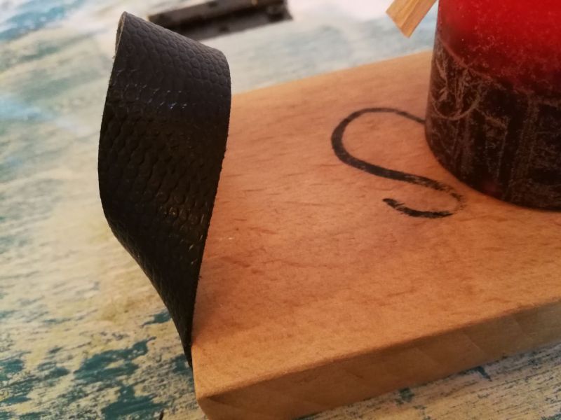 Taviță din lemn de fag cu mânere din piele neagră