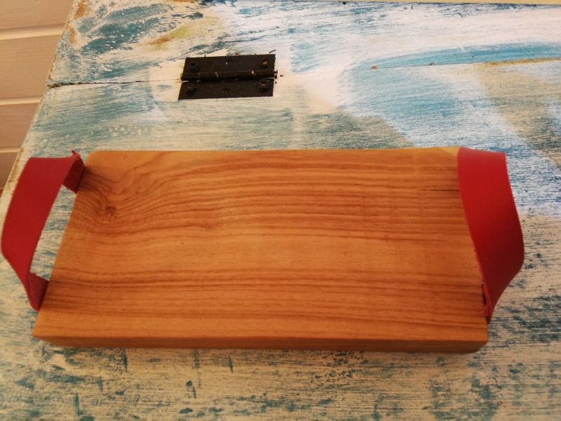 Taviță din lemn de frasin cu mânere din piele roșie