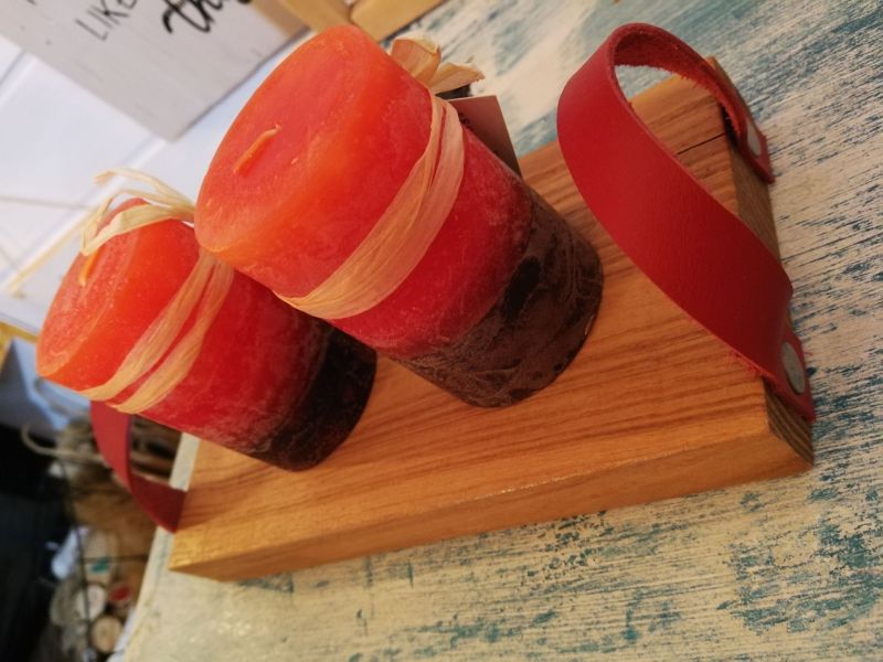 Taviță din lemn de frasin cu mânere din piele roșie