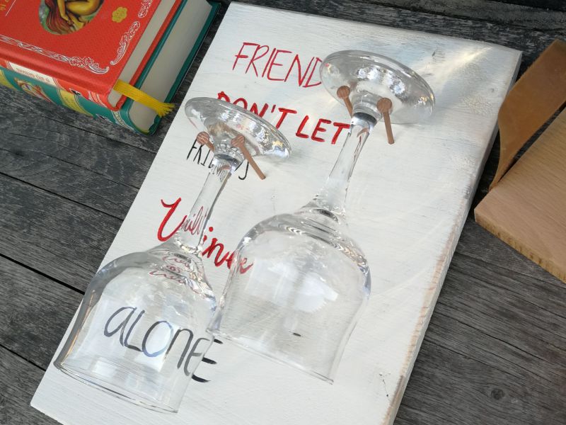 Friends don’t let friends wine alone (cu pahare)