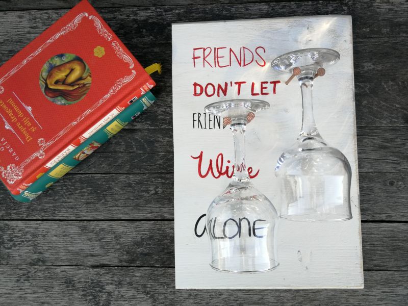 Friends don’t let friends wine alone (cu pahare)